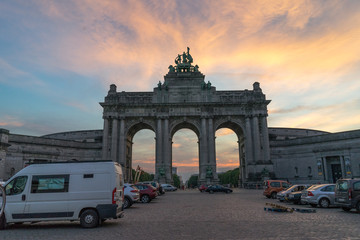 Fototapeta na wymiar Le Cinquantenaire sous un coucher de soleil - Bruxelles, Belgique