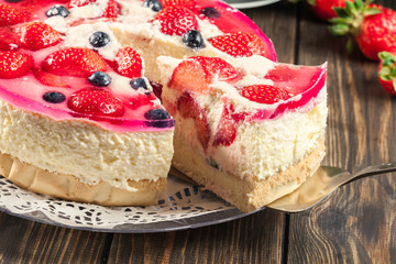 Cheesecake with strawberries, blueberry and jelly