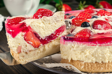 Cheesecake with strawberries, blueberry and jelly