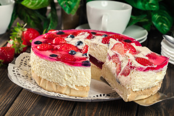 Cheesecake with strawberries, blueberry and jelly