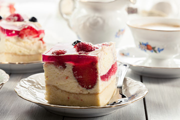 Cheesecake with strawberries, blueberry and jelly