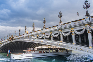 Pont parisien et péniche