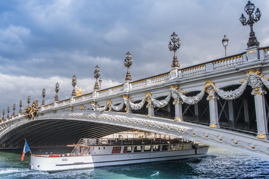 Pont parisien et p&eacute;niche