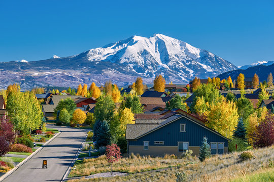 Fototapeta Residential neighborhood in Colorado at autumn