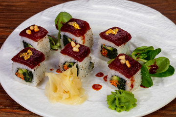 Japanese roll with tuna and gold