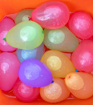 Farbige Wasserballone als hintergrund 