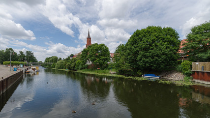 Fototapeta na wymiar Alter Hafen mit Sankt-Marien-Andreas-Kirche in Rathenow im Sommer