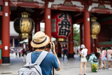 Cercles muraux Tokyo Jeune voyageur prenant une photo du temple Sensoji à Asakusa, Tokyo, Japon