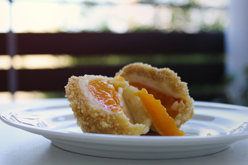 Marillenknödel auf Teller