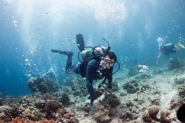 Rolgordijnen Onderwater oceaanscène met gasbellen en duikers. © frantisek hojdysz