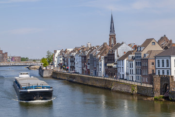 Fototapeta premium Frachtschiff auf der Maas in Maastricht, Niederlande