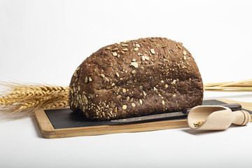 Bauletto di pane integrale su tagliere