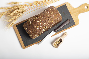 Bauletto di pane integrale su tagliere