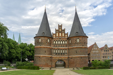 Fototapeta na wymiar Lübecks Wahrzeichen: das Holstentor