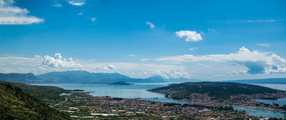 Fototapeta na wymiar Panoramic of the whole trogir bay, an immense paradise of mountains, sea and clouds. Photograph taken in Trogir, Croatia.