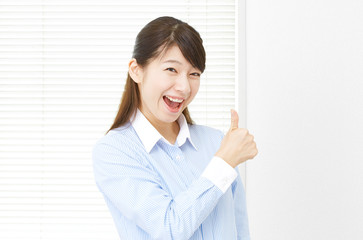 女性　ビジネス　グッドサイン