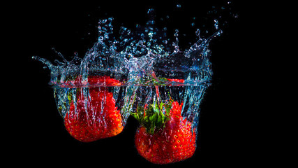 Fraises, fruits splash dans l'eau