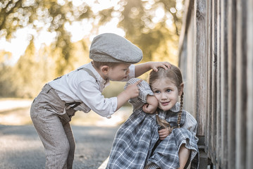 Junge und Mädchen im Freien