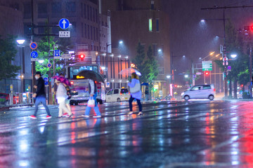 夜の雨降る横断歩道