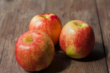 Fototapeta na wymiar ripe red apples on wooden background