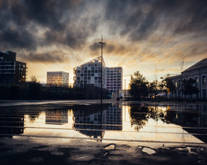 Couché de soleil, architecture et réflexion 