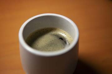 Tasse de café en céramique blanche sur table en bois