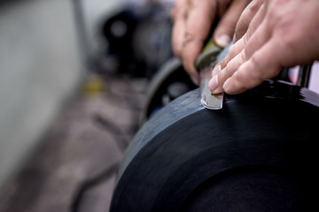 man sharpening a hunting knife on the machine