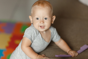 Naklejka premium Cute boy 8 months learning to walk 