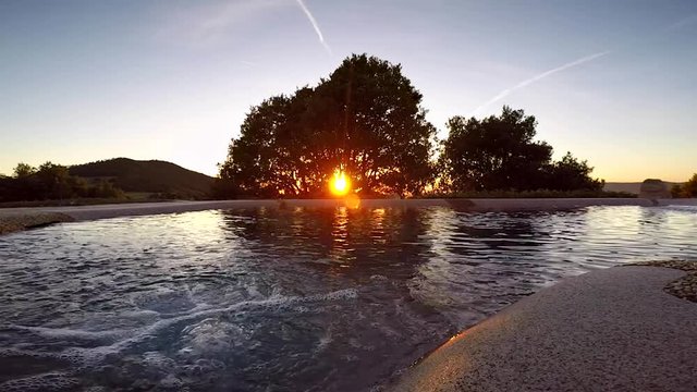 Panorama a bordo piscina con tramonto