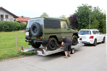 Geländewagen auf den Anhänger