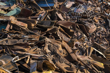 kleingehäckseltes Altmetall kurz vor dem pressen und wiederverwertet 