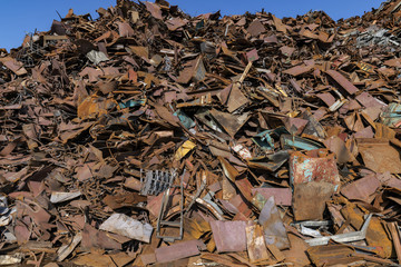 recyclembares verrostetes altmetal zu einem BERG aufgetürmt