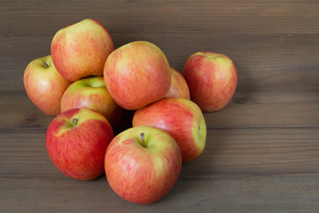 Fototapeta na wymiar Red apples on wooden background