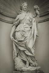 Fototapeta na wymiar Stehende Frauenstatue im Zwinger Dresden