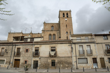 Fototapeta premium Una de las calles de Peñaranda de Duero con la torre de la iglesia, en la province de Burgos, España