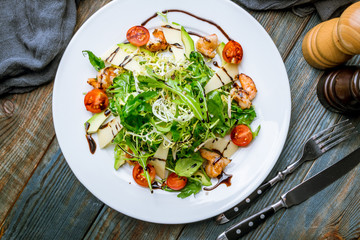 Arugula with shrimps