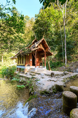 Obraz premium Mid-stream chapel at Wat Khantha Phueksa temple in Mae Kampong village, Chiang Mai, Thailand