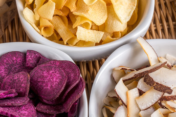 Chips de mandioca, batata-doce roxa e coco na tigela