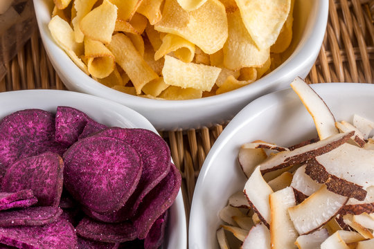 Chips de mandioca, batata-doce roxa e coco na tigela
