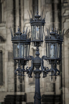 Eine Straßenlampe auf dem Theaterplatz in Dresden