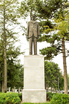 image shows the statue of Nikola Tesla placed at the Belgrade's airport.