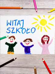 Fototapeta Kolorowy rysunek przedstawiający napis WITAJ SZKOŁO oraz cieszące się dzieci. Powrót do szkoły  obraz