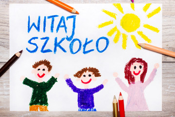 Kolorowy rysunek z napisem WITAJ SZKOŁO i uśmiechnięte, szczęśliwe dzieci. 