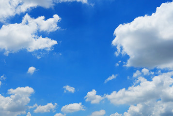 Obraz premium Air clouds in the clear blue sky background with sunny on summer time