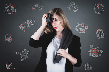 Junge gestresste Business-Frau mit Handtuch um den Schultern steht kurz vor Burnout