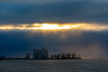 Obraz premium Industrial plant by the river Tagus