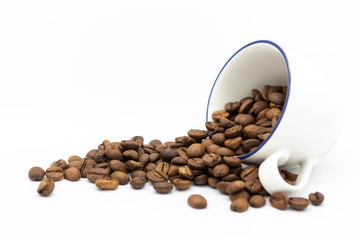 Obraz premium Coffee cup with coffee beans in glass. Image use for energy in the morning for business.