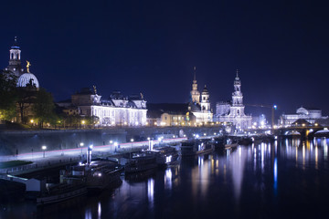 Fototapeta na wymiar Night in Dresden with view on the city