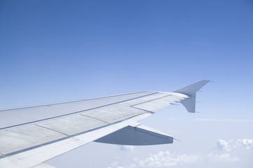 Obraz premium Airplane wing in the cloudy sky