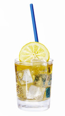 sommergetränk mit zitrone und eiswürfel - isoliert.